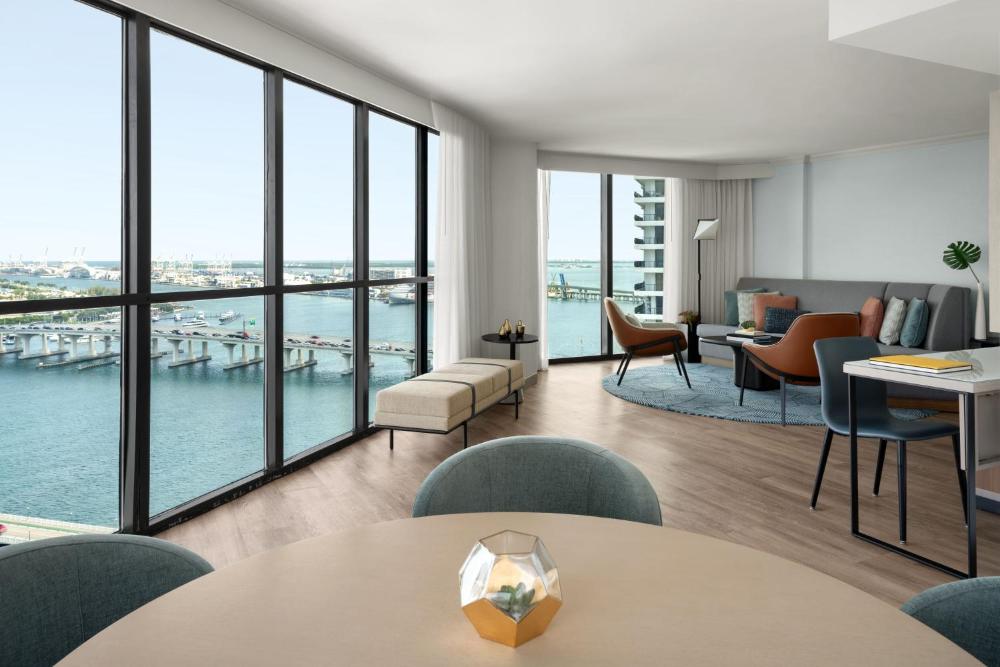 One-Bedroom Vise Presidential Suite with Bay View  interior